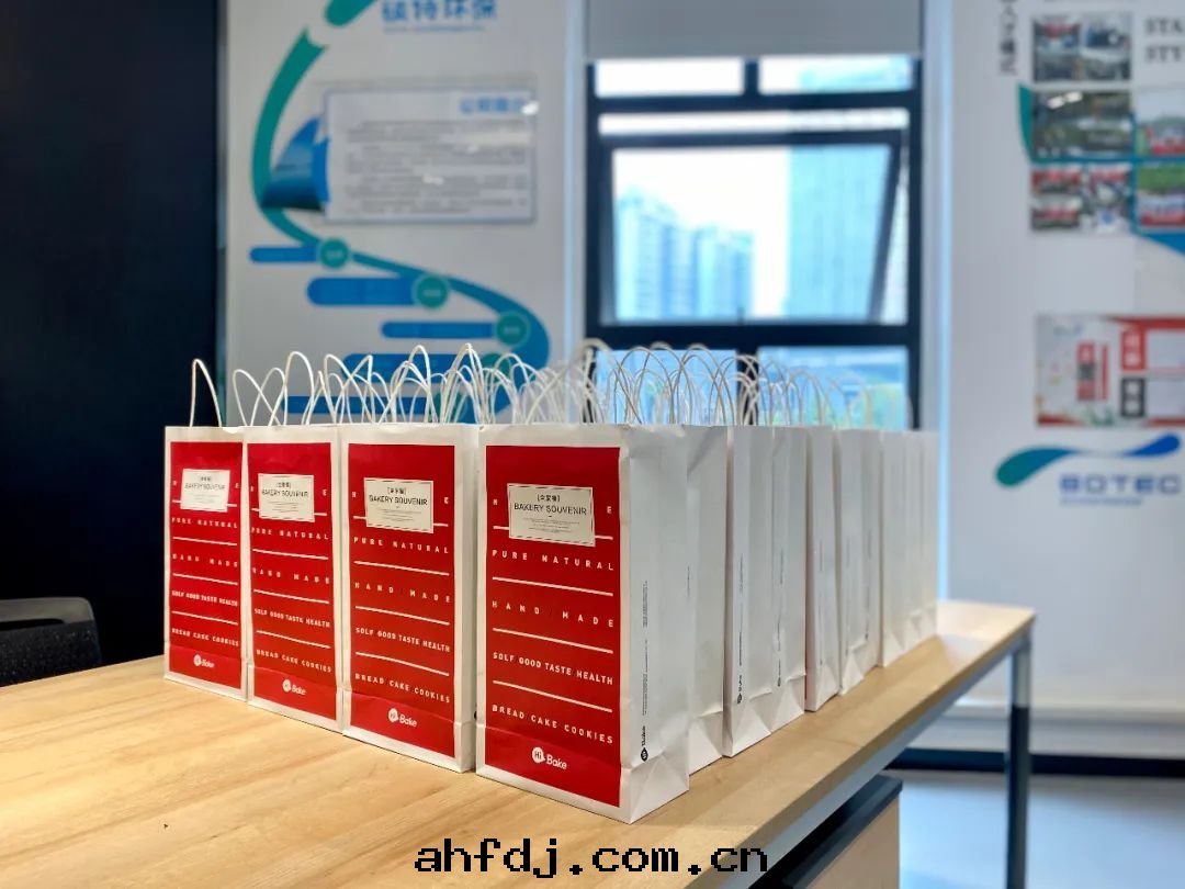 情(qíng)暖中(zhōng)秋月(yuè)，碩特(tè)淨世界