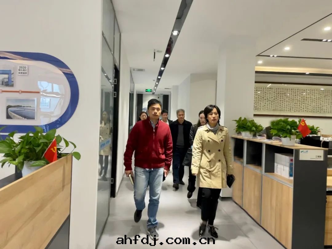 成(chéng)都新(xīn)經(jīng)濟發(fà)展(zhǎn)委員会(huì)領導一(yī)行莅臨碩特(tè)科技調研指導工作